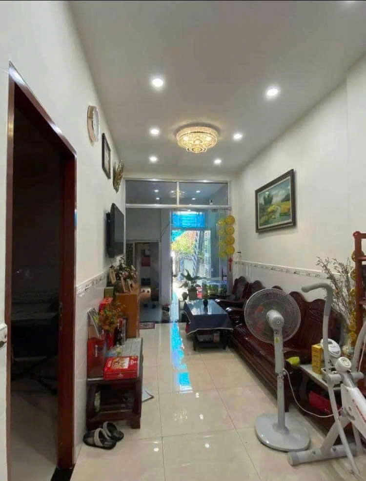 Bán nhà Mặt tiền Quốc lộ 13, gần Phạm Văn Đồng, 5,6x29m,  CN 71m2, Cấp 4 - chỉ 15 Tỷ.-3