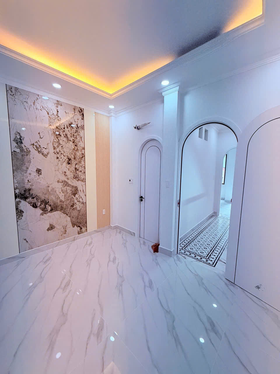Bán nhà mới  sát hẻm mặt tiền  xe hơi Q4

Có 3 đ