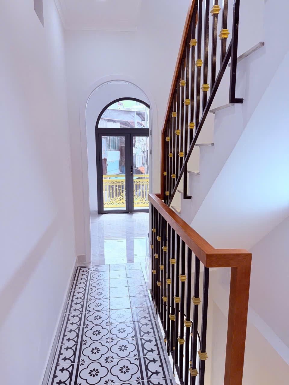 Bán nhà mới  sát hẻm mặt tiền  xe hơi Q4

Có 3 đ-4