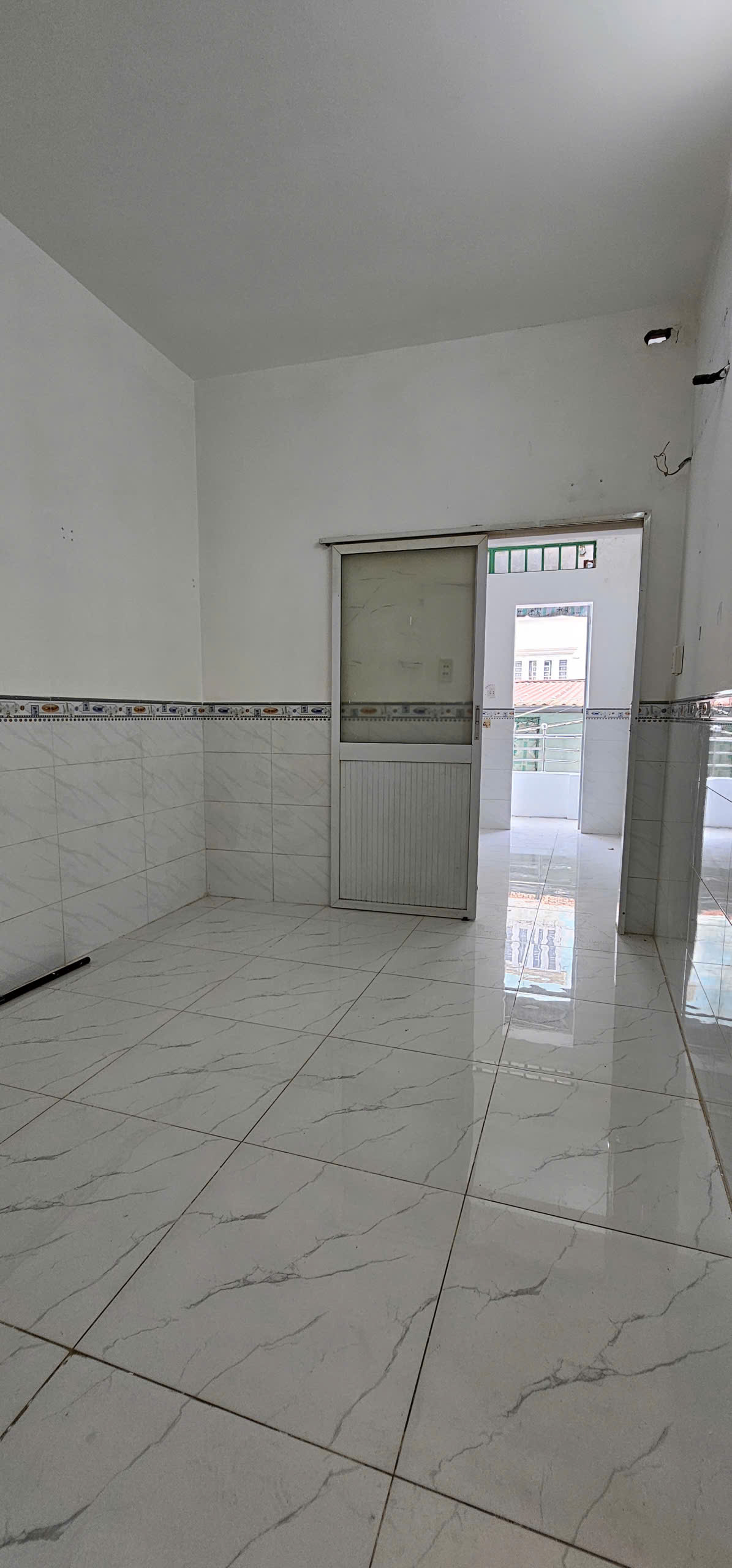 Bán nhà sát mặt tiền xe hơi 

Ngang 3 dài 9 nở 5 m đúc bê tông 

có 3đ-3