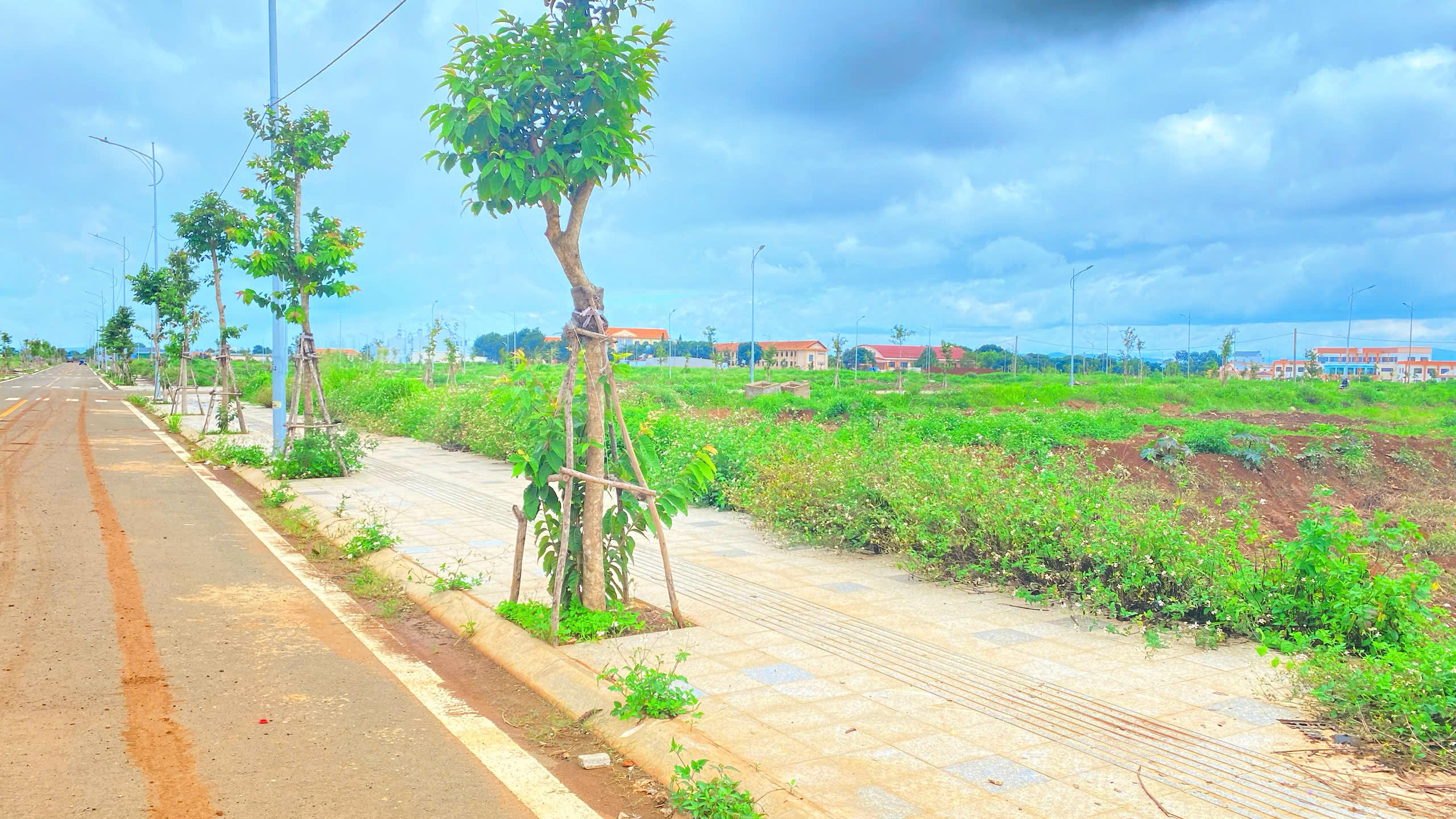 đất mặt tiền chính đường Bà Triệu - khu trung tâm hành chính đức trọng, lâm đồng