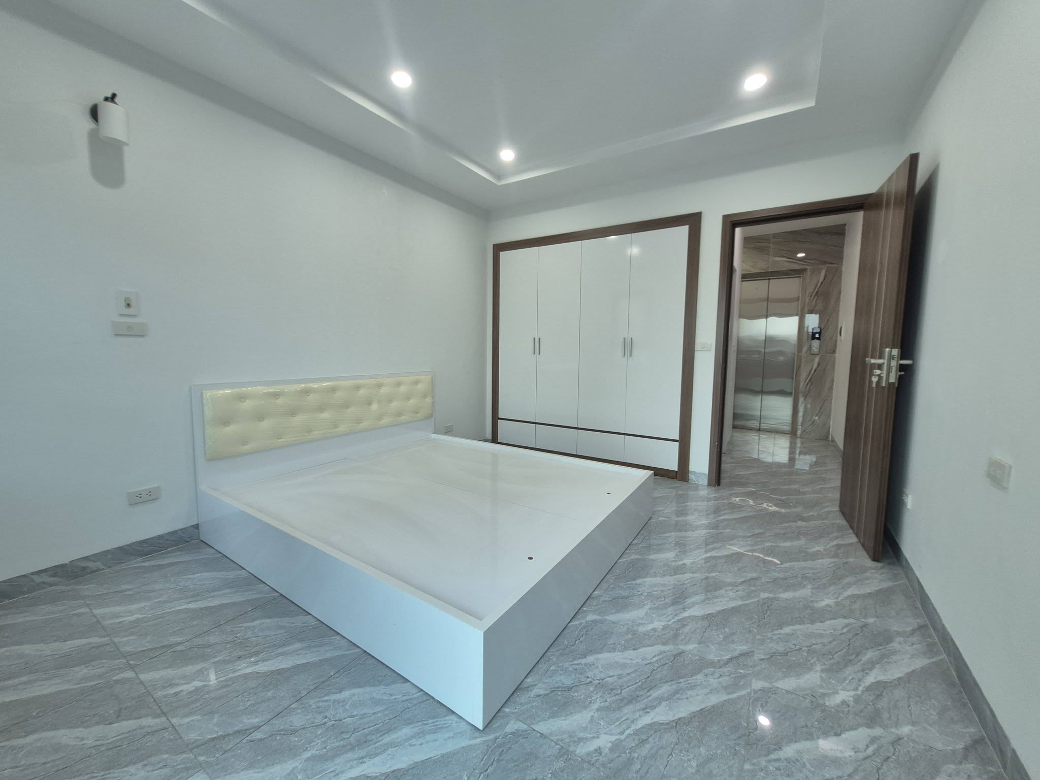 Bán nhà phố Bạch Mai, 40m2, 6 tầng thang máy, mặt tiền 4.6m, 14 tỉ, nhà đẹp ở luôn, ô tô đỗ cửa