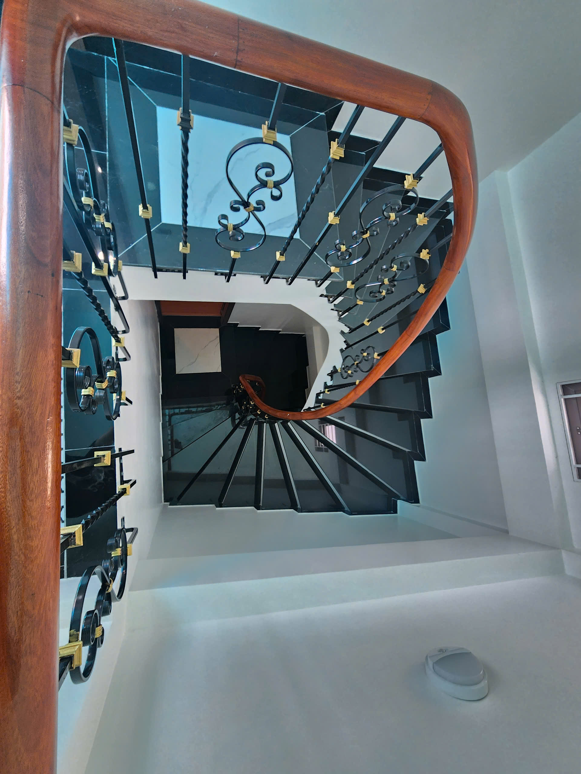 Cho thuê nhà, 97m2- 5T, Nguyễn Trường Tộ, Hàng Than, Trấn Vũ -24 tr