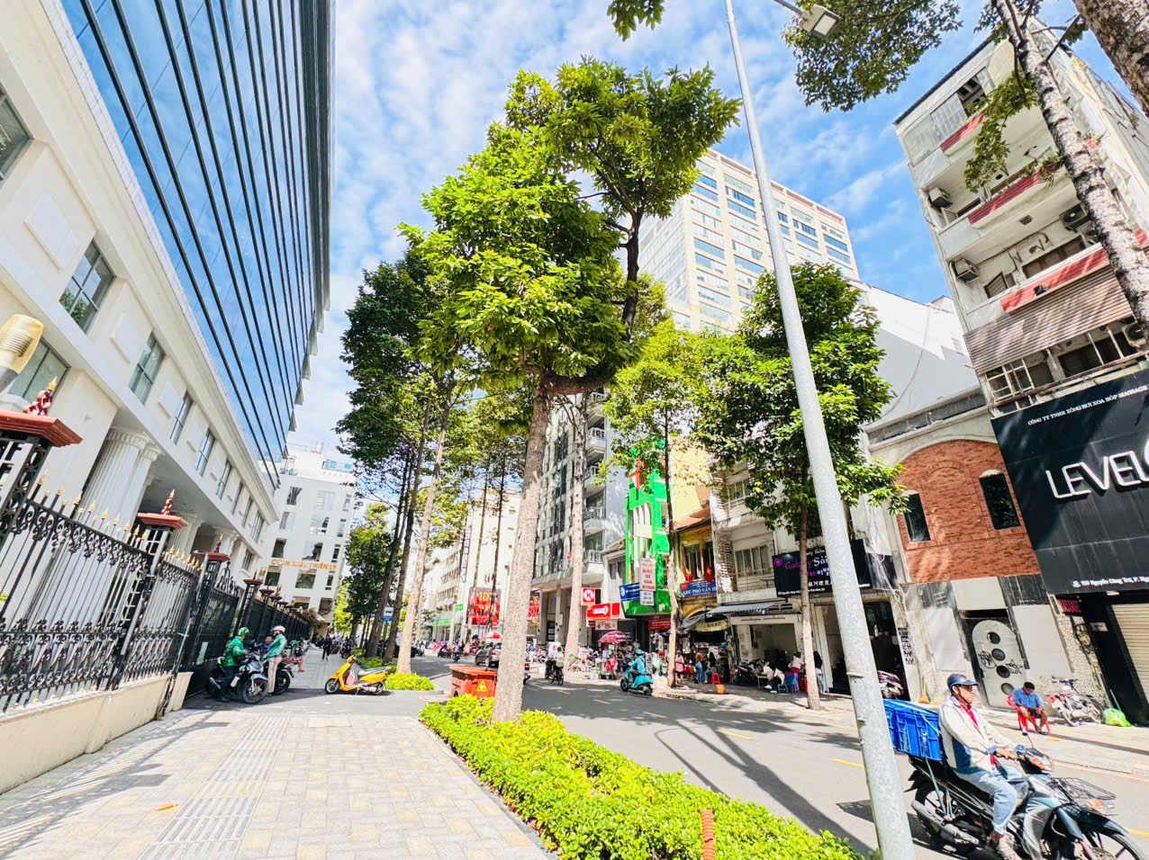 QUẬN 1: BÁN NHÀ 2 TẦNG MẶT TIỀN NGUYỄN CÔNG TRỨ, P.NGUYỄN THÁI BÌNH- DT 4,5M*22,5M VUÔNG ĐẸP- CUNG ĐƯỜNG THƯƠNG HIỆU NƠI TẬP TRUNG CÁC TRỤ SỞ NGÂN HÀNG LỚN- 0938676685 CHÍNH CHỦ GIÁ TỐT GIANG GIANG