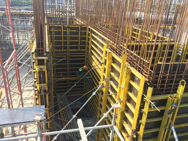 Dự án đang thi công cốp pha vách thang máy