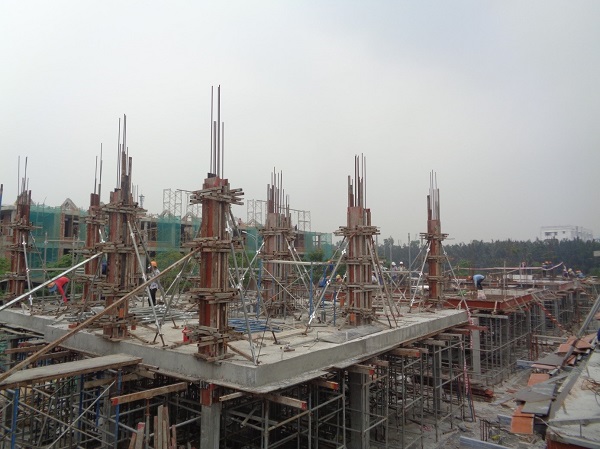 Thi công cột sàn tầng 2 nhà Lô F.