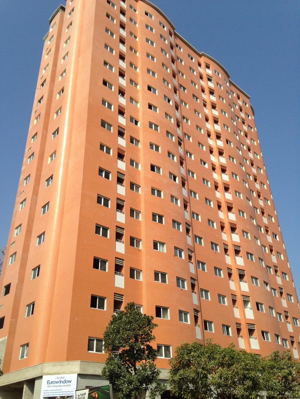 Một tòa đã hoàn thiện, một tòa đang hoàn thiện bên ngoài để bàn giao