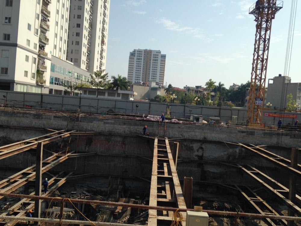Tòa còn lại đang tiếp tục thi công móng, hầm