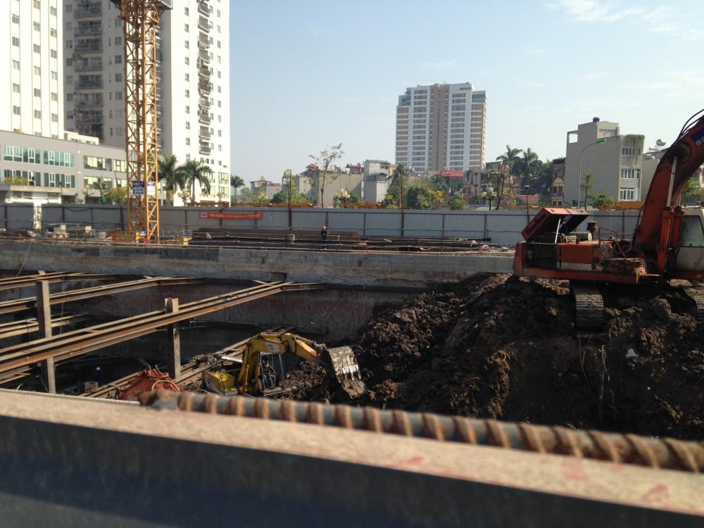 Tòa còn lại đang tiếp tục thi công móng, hầm